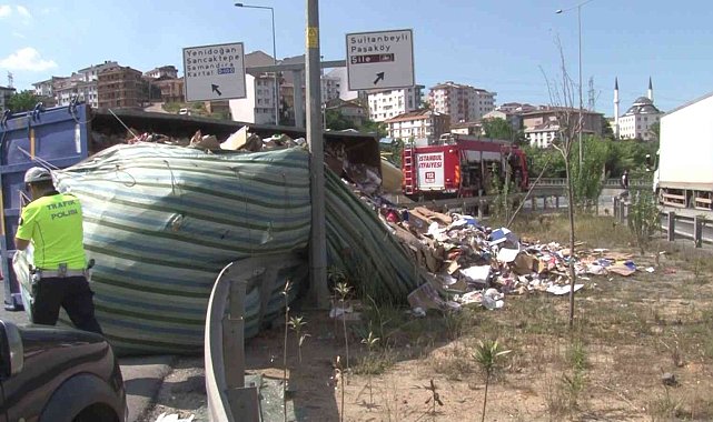 Sultanbeyli&#039;de atık yüklü kamyon devrildi: 1 yaralı