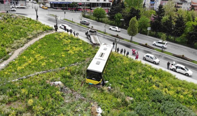 Sultangazi'de facianın eşiğinden dönüldü: İETT otobüsü çayırlık alana uçtu
