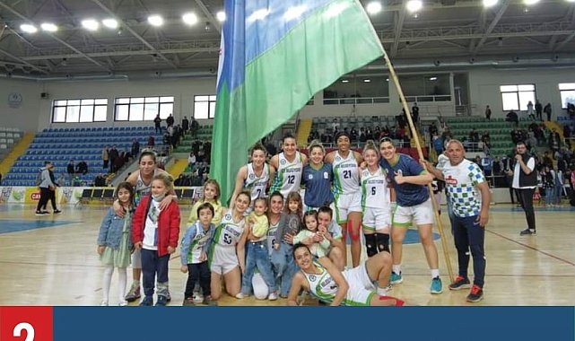 Süper Lig'den düşmeyi garantileyen Rizespor'dan Süper Lig'e yükselen Rize Belediyespor'a kutlama