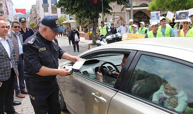 Sürücülere uyarıcı broşür, çocuklara kırmızı düdük dağıtıldı