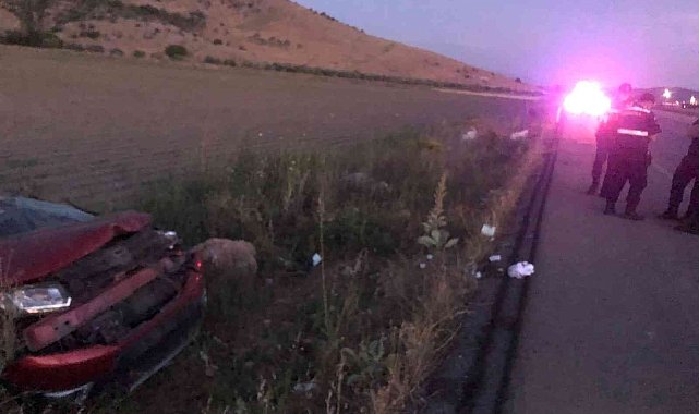 Sürücüsünün direksiyon hakimiyetini kaybettiği araç devrildi: 4 yaralı