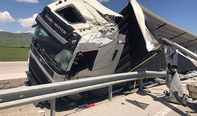 Sürücüsünün direksiyon hakimiyetini kaybettiği tır yoldan çıktı