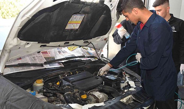 Susuz motor temizliği yapan liseliler mesleki tecrübe kazanıyor