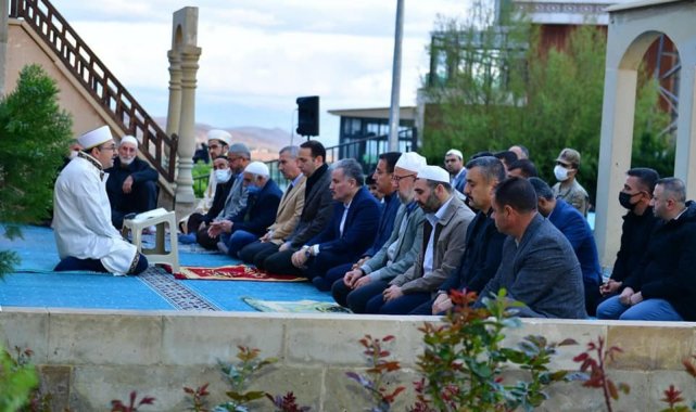 Tarihi namazgah alanı bayram namazında doldu taştı