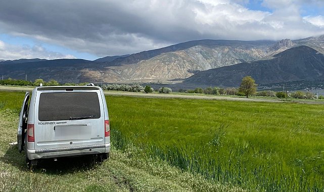 Tarlaya kaçan araç içerisinden 5 kaçak göçmen yakalandı