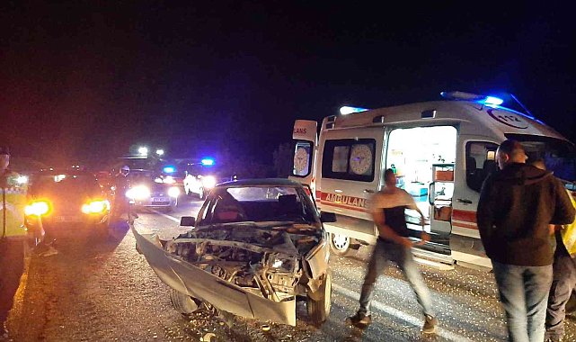 Tarsus'ta 2 otomobil çarpıştı: 6 yaralı