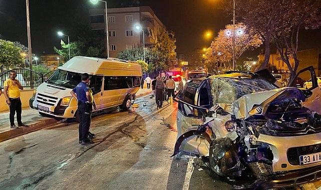 Tarsus'ta minibüsle otomobil çarpıştı: 3 yaralı