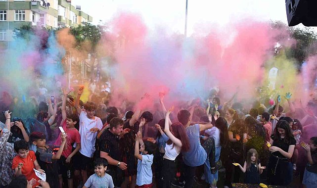 Tarsuslu gençler 'Renk Partisi' ile doyasıya eğlendi