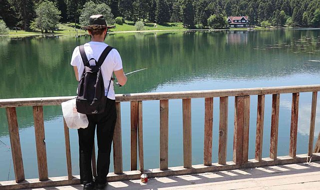 Tatilciler sıcak havada Gölcük Tabiat Parkı'na akın etti