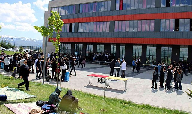 Tekden öğrencilerinden anlamlı hareket