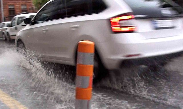 Tekirdağ'da aniden bastıran yağmur vatandaşlara zor anlar yaşattı