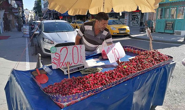Tekirdağ'da yılın ilk kirazı 20 liradan tezgahtaki yerini aldı
