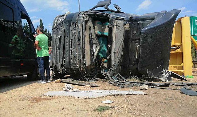 TEM'de bariyerlere çarpan hafriyat yüklü kamyon devrildi