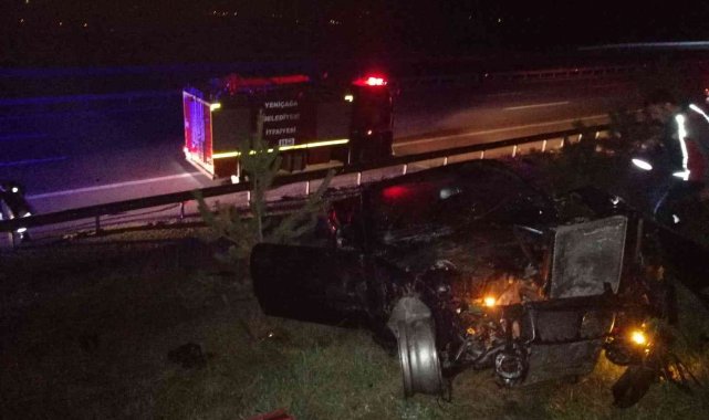 TEM'de bariyerlere çarpan otomobil hurdaya döndü: 2 yaralı