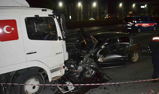 Ters yöne giren alkollü sürücü kamyonla kafa kafaya çarpıştı