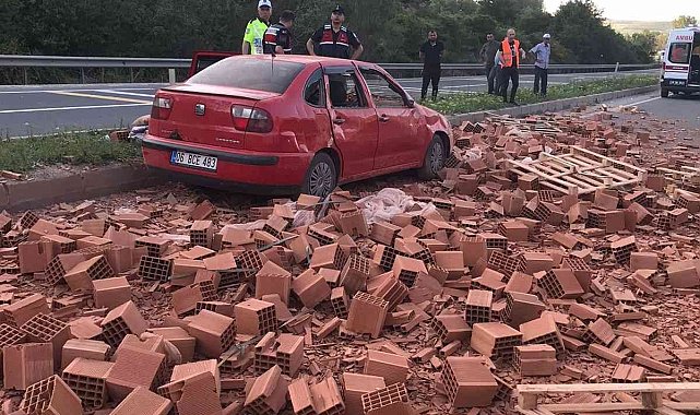 Tır dorsesindeki tuğlalar otomobilin üzerine düştü: 3 yaralı