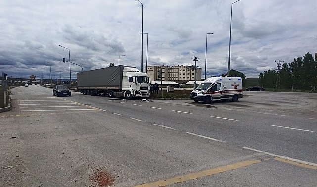Tır, kırmızı ışıkta bekleyen otomobile arkadan çarptı: 2 yaralı