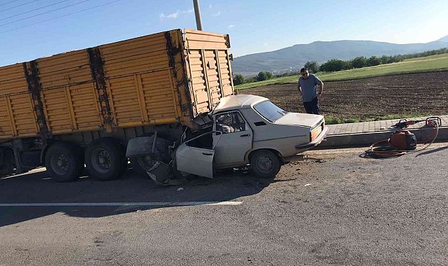 Tıra arkadan çarpan otomobil bir aileye mezar oldu