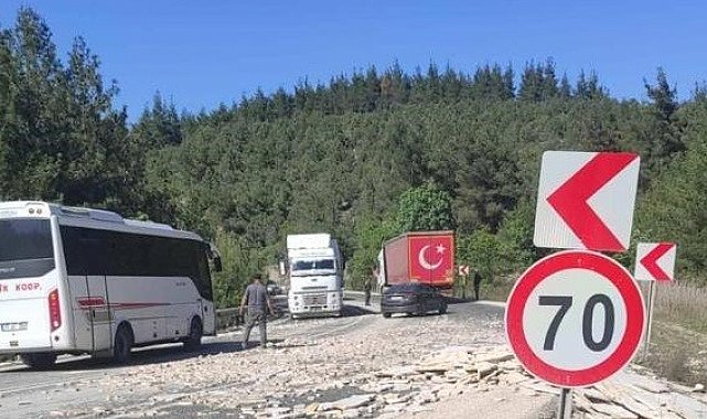 Tırın dorsesine yüklü mermerleri tutan halatlar kopunca olanlar oldu