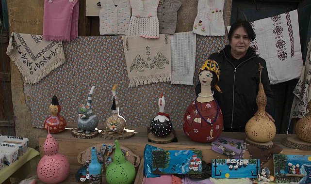 Topladığı su kabaklarını sanat eserine dönüştürüyor