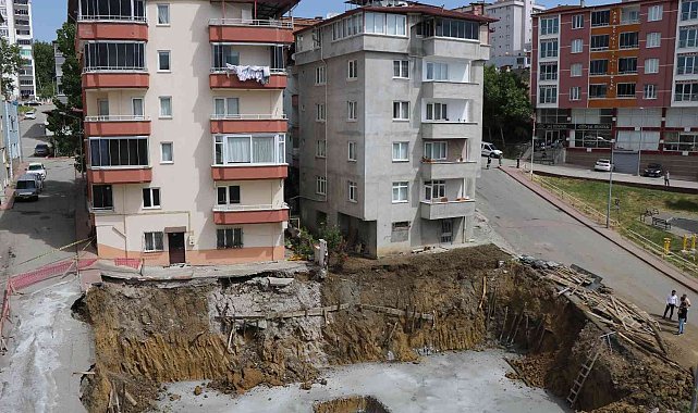 Toprak kayması sonucu tahliye edilen 2 bina sakinlerinin tedirgin bekleyişi