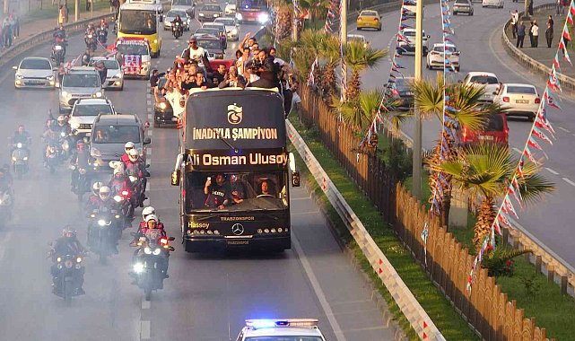 Trabzonspor kafilesi şampiyonluk kutlamaları için üstü açık otobüsle stada gitti