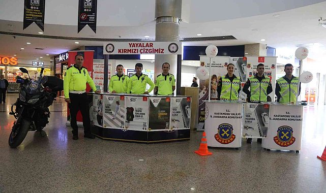Trafik ekipleri AVM'de stant açarak çocukları bilgilendirdi