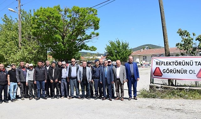 Trafik kazalarını önlemek amaçlı traktörlere reflektör takıldı
