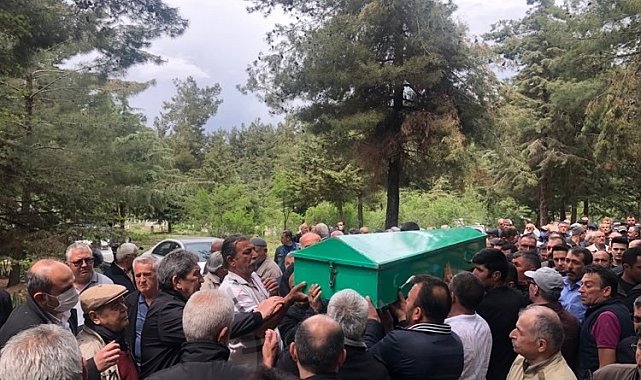 Trafik kazasında hayatını kaybeden iki çocuk annesi kadın toprağa verildi