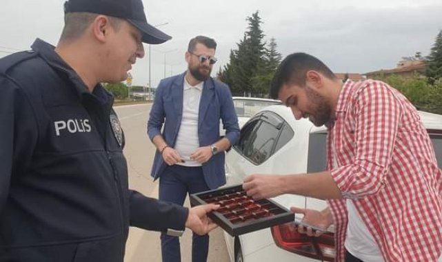 Trafik polislerinden 'bayram şekerli' denetim