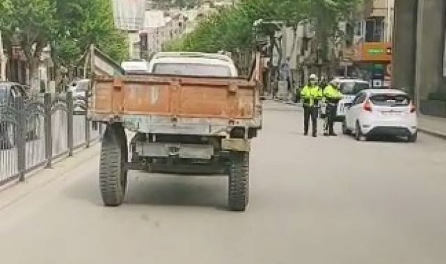 Traktör römorku takılı minibüsün tehlikeli yolculuğu kamerada