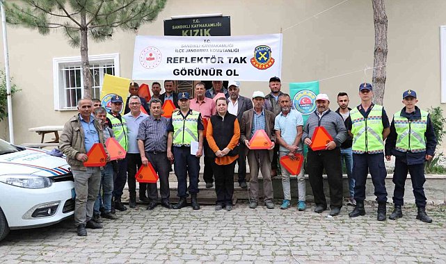 Traktör şoförlerine kurallar anlatıldı, ardından römorklara reflektör takıldı