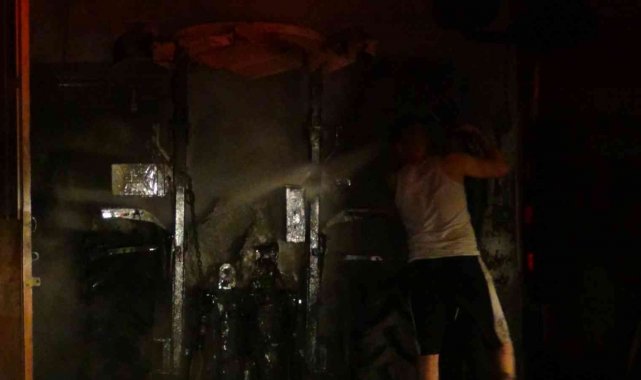 Traktör tamir atölyesinde çıkan yangın korkuttu
