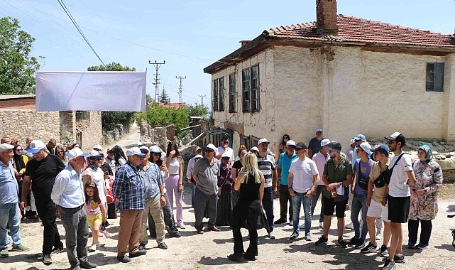 Tuğba Yurt, antik Attouda kentinde hayranlarıyla buluştu