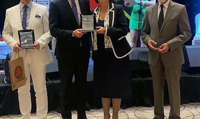 TÜGİAD Eskişehir Şube Başkanı Serkan Can Zengin'e ödül
