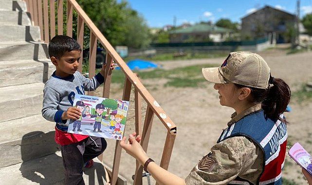 Tunceli&#039;de jandarma ekipleri, köyde yaşayan vatandaşlara KADES&#039;i anlattı
