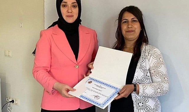 Tunceli'de kitap okuma yarışmasında derece giren veliler ödüllendirildi