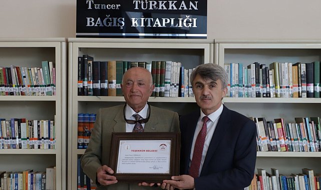 Tuncer Türkkan DPÜ&#039;ye 864 kitap bağışladı