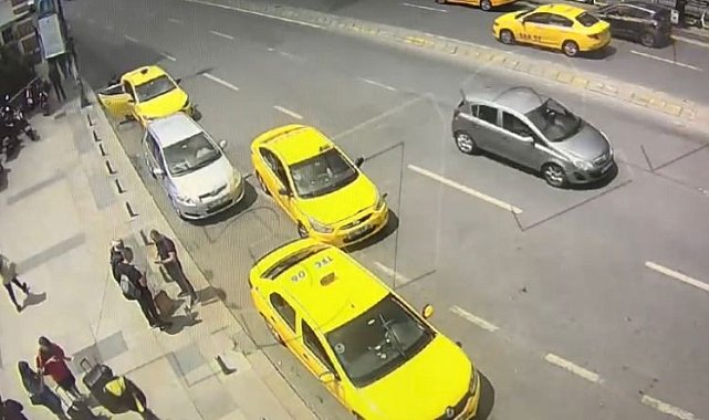 Turistlerin 3 bin dolarını 'tırnakçılık' yöntemiyle çalan taksiciler kamerada