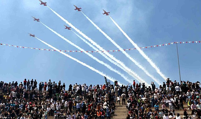 Türk Yıldızları Erzincan semalarında nefes kesti