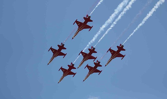 Türk Yıldızları&#039;ndan gösteri öncesi son prova