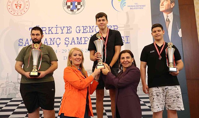 Türkiye Gençler Satranç Şampiyonasının kazananları ödüllerine kavuştu