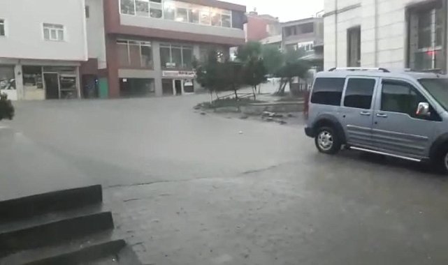 Tuzluca'da sağanak yağış cadde ve sokakları göle çevirdi