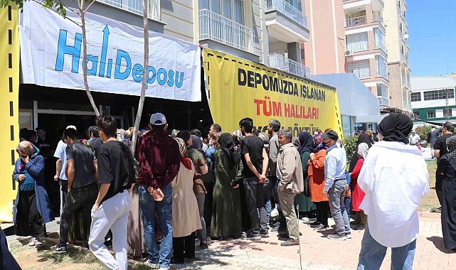 Ucuza halıyı duyanlar mağazaya koştu