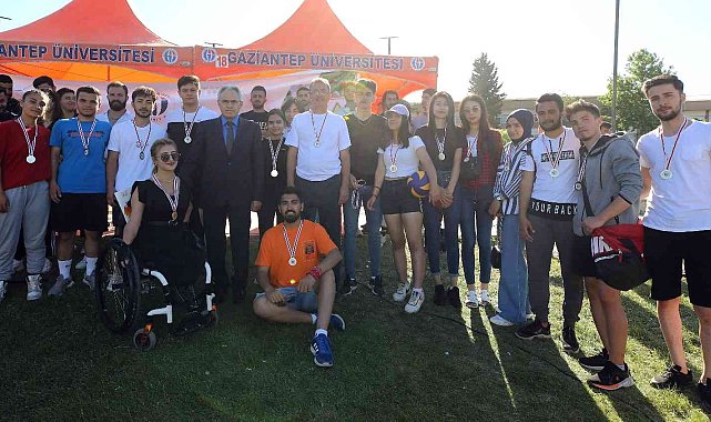 Uluslararası gençlik festivalinde dereceye giren sporculara ödül
