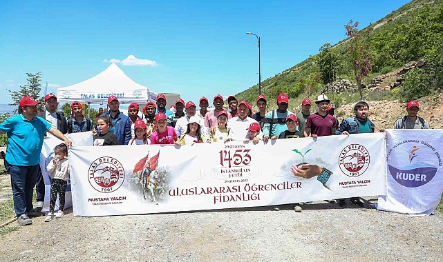 Uluslararası öğrenciler 'Fetih Günün'nde ağaç dikti