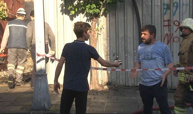 Ümraniye'de hurdalık deposu alev alev yandı, mahalleli sokağa döküldü