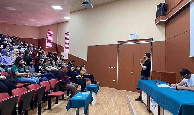 Üniversitede İngilizce kursu tanıtımı gerçekleştirdi