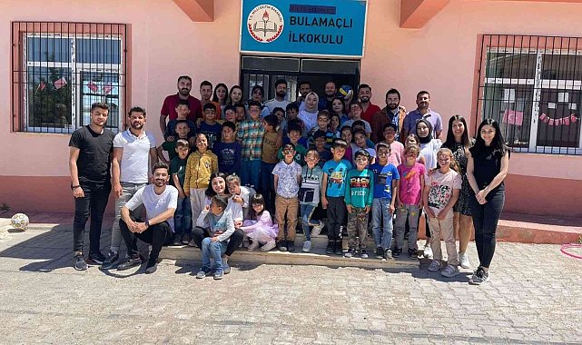 Üniversiteli gençlerden minik öğrencilere destek