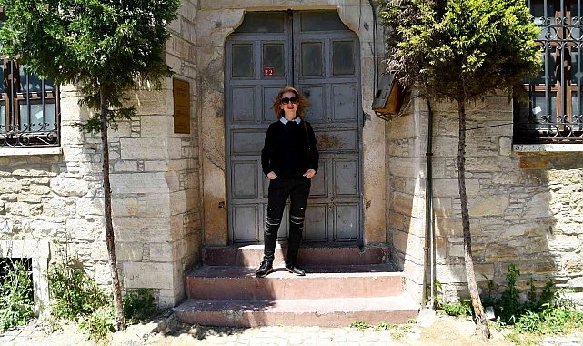 Ünlü sanatçı Alexandra Gravas atalarının izini Söke'de buldu